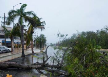Beryl se degrada a tormenta tropical tras impactar zona turística de México