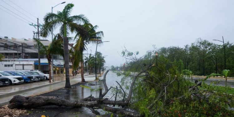 Beryl se degrada a tormenta tropical tras impactar zona turística de México