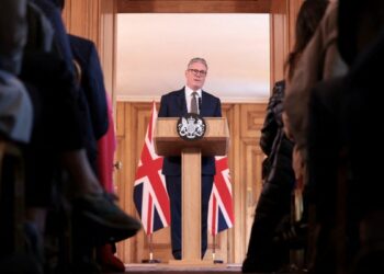 Nuevo premier británico dice plan para deportar a solicitantes de asilo está “muerto y enterrado”