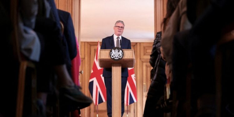 Nuevo premier británico dice plan para deportar a solicitantes de asilo está “muerto y enterrado”