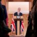 Nuevo premier británico dice plan para deportar a solicitantes de asilo está “muerto y enterrado”