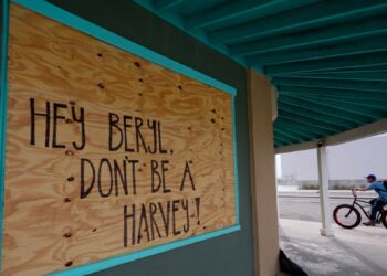Beryl tocó tierra en Texas en un tercer episodio luego de azotar el Caribe y México y ya provoca inundaciones y cortes de energía.