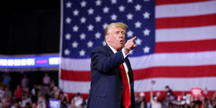 Sentencia a Trump por caso de dinero por silencio se retrasa por fallo sobre inmunidad