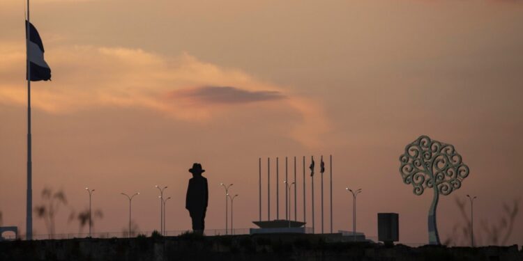 Vuelven en Nicaragua los «árboles de la vida», símbolo de poder de la vicepresidenta Rosario Murillo