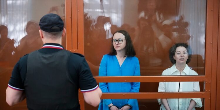 Corte rusa declara culpables de terrorismo a dramaturga y directora de teatro
