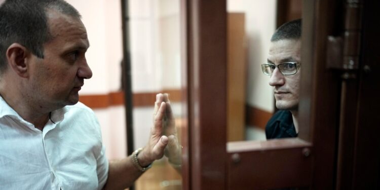 Corte en Moscú condena a estadounidense por cargos de drogas