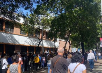 Venezolanos acuden masivamente a centros de votación este 28J