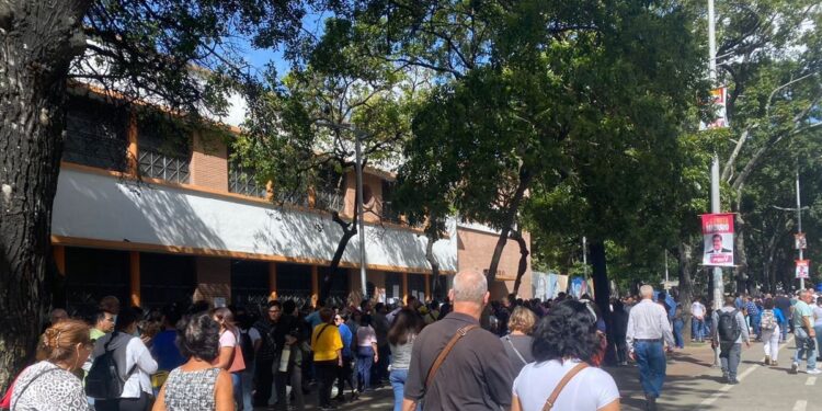 Venezolanos acuden masivamente a centros de votación este 28J