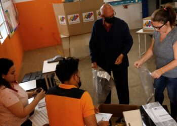 Instalan mesas de votación. Frenan viaje de expresidentes. Cierran frontera.