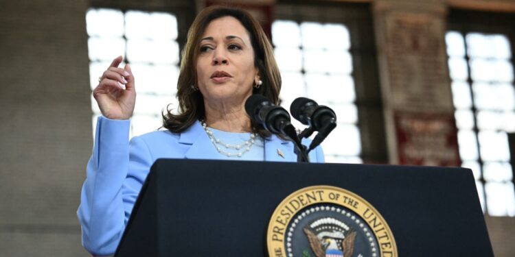 Donald Trump arremete desde sus redes sociales contra la vicepresidente Kamala Harris, posible sustituta a representar al partido demócrata.