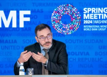 FMI dice que EEUU debería aumentar impuestos y esperar hasta finales de 2024 para reducir las tasas