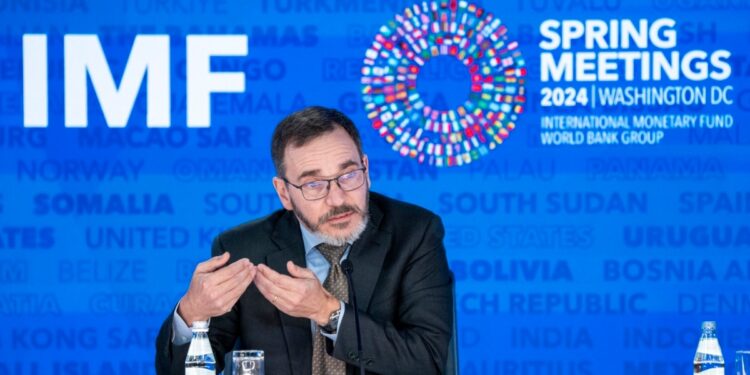 FMI dice que EEUU debería aumentar impuestos y esperar hasta finales de 2024 para reducir las tasas