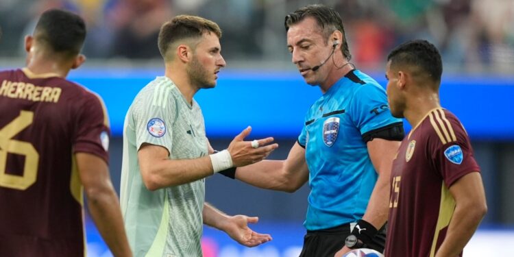 El árbitro brasileño Raphael Claus dirigirá la final de la Copa América