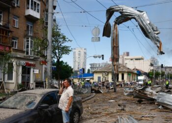 Dos personas murieron y 19 resultaron heridas por un tiroteo en Detroit este domingo, informó la Policía Estatal de Michigan.