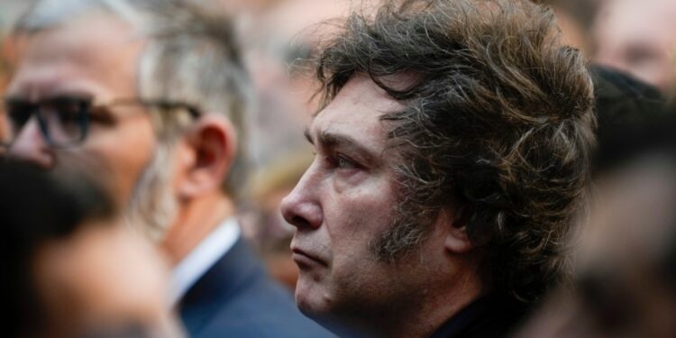 Milei viaja a Francia y se reunirá con Macron pocos días después de controversia futbolística