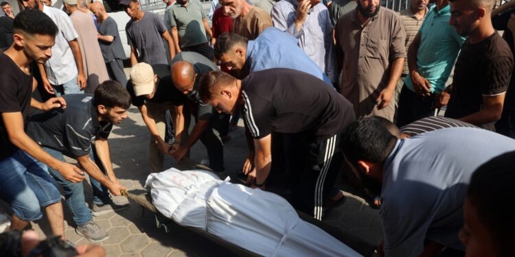 Ataques en centro de Gaza matan a 13 palestinos mientras avanzan las conversaciones de alto el fuego