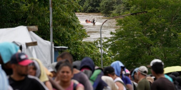 Panamá reporta disminución en cruces de migrantes por Darién tras cierre de pasos, pero flujo sigue