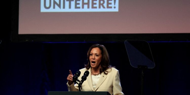 Aliados de Trump recrudecen críticas a vicepresidenta Harris ante rumores sobre reemplazo de Biden