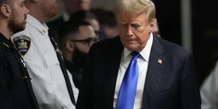 Jueza concede pausa en procesamiento contra Trump por el caso de documentos confidenciales