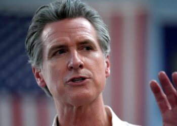 Gobernador de California emite mandato para retirar campamentos de personas sin hogar en el estado