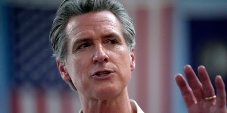 Gobernador de California emite mandato para retirar campamentos de personas sin hogar en el estado