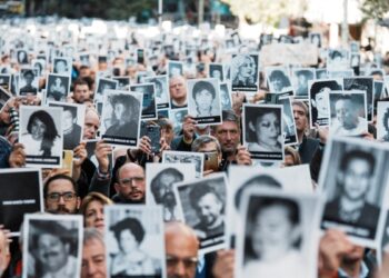 «El terrorismo sigue, la impunidad también» lamentan familias de víctimas a 30 años de atentado contra la AMIA