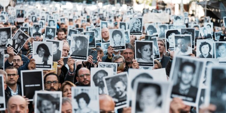 «El terrorismo sigue, la impunidad también» lamentan familias de víctimas a 30 años de atentado contra la AMIA