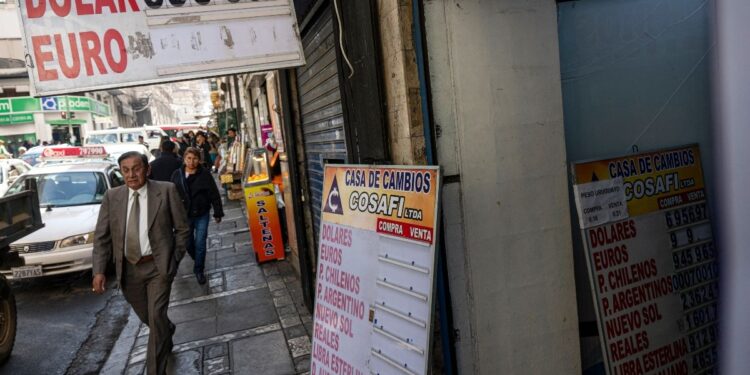 Se agudiza el malestar en Bolivia por la escasez de combustible y dólares