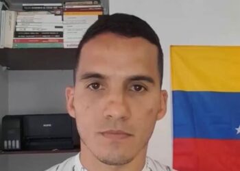 Familia del teniente Ronald Ojeda huye de asedio en Chile y tramita refugio político en Argentina