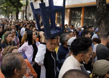Se registra masiva presencia de electores a las puertas de los centros de votación