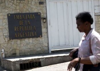 Alertan sobre encapuchados armados en la Embajada de Argentina en Caracas