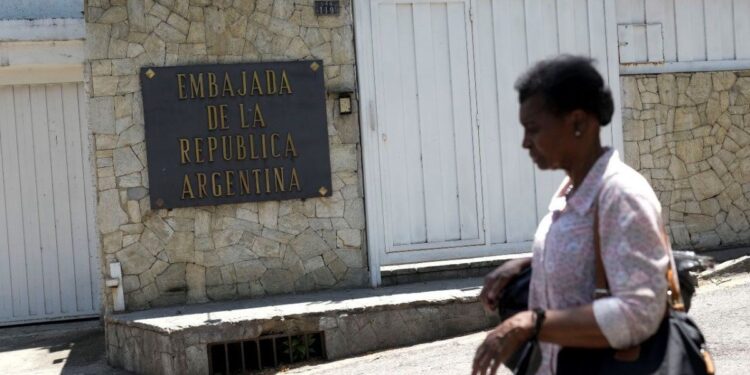 Alertan sobre encapuchados armados en la Embajada de Argentina en Caracas