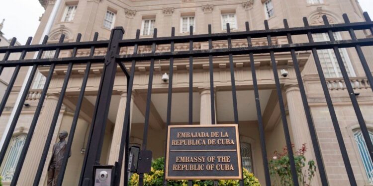 Activistas convocan vigilia frente a la embajada de Cuba en Washington