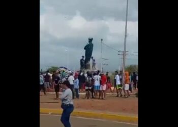 Derriban estatuas de Hugo Chávez en señal de descontento por fraude electoral
