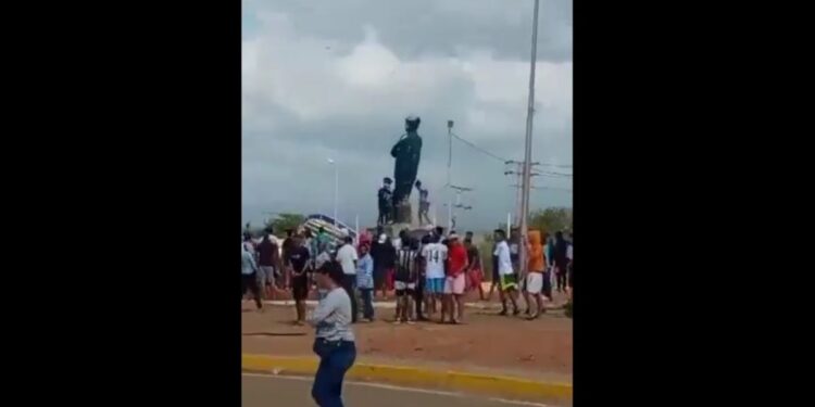 Derriban estatuas de Hugo Chávez en señal de descontento por fraude electoral