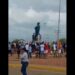 Derriban estatuas de Hugo Chávez en señal de descontento por fraude electoral