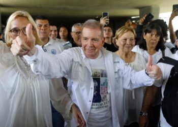 Arrestan a jefe de seguridad de Machado. González niega enfermedad terminal.