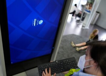 Pequeñas empresas sufren por apagón tecnológico mundial, continúan retrasos de vuelos