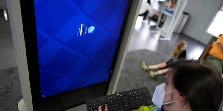 Pequeñas empresas sufren por apagón tecnológico mundial, continúan retrasos de vuelos