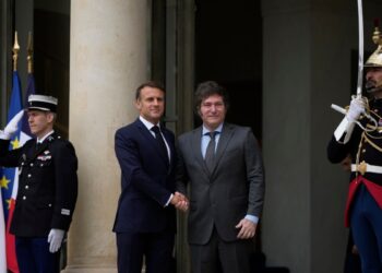 Milei y Macron se reúnen en París; ambos parecen dejar atrás diferencias en el ámbito futbolístico