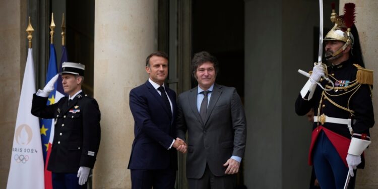 Milei y Macron se reúnen en París; ambos parecen dejar atrás diferencias en el ámbito futbolístico