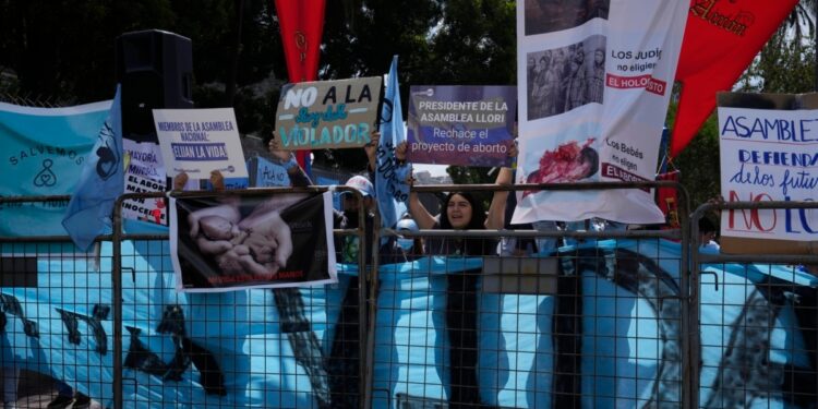 Colectivos de mujeres piden despenalización total del aborto en Ecuador