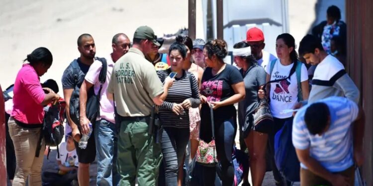 EEUU sanciona a agencias de viaje que facilitan la migración indocumentada