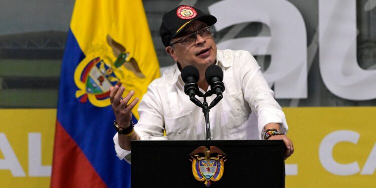 Soy heterosexual, reacciona Petro a escándalo por video con supuesta mujer trans