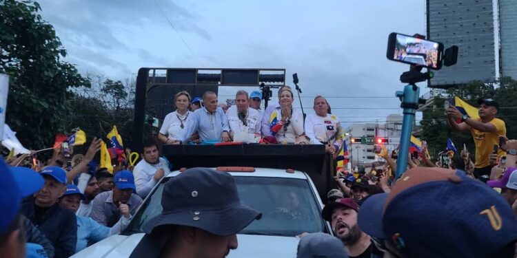 La última gira de María Corina Machado, muestra del amor que derrotaría al gobierno