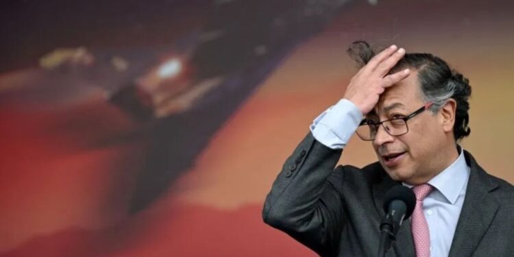 Denuncian agresiones de Petro contra periodistas críticos a su gobierno
