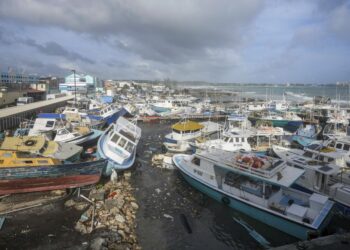 Huracán Beryl alcanza fuerza de categoría 5 y barre islas en el sureste del Caribe
