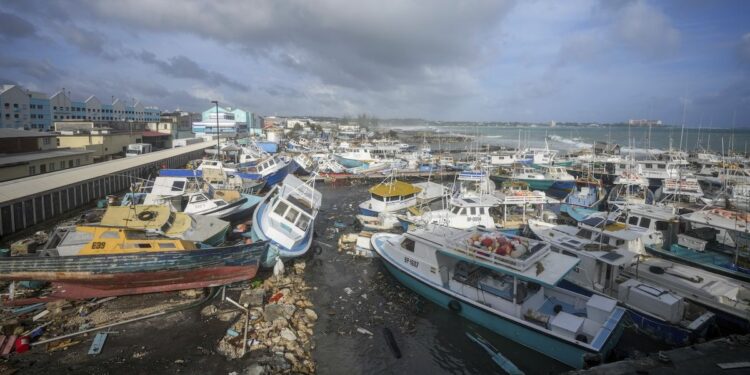 Huracán Beryl alcanza fuerza de categoría 5 y barre islas en el sureste del Caribe