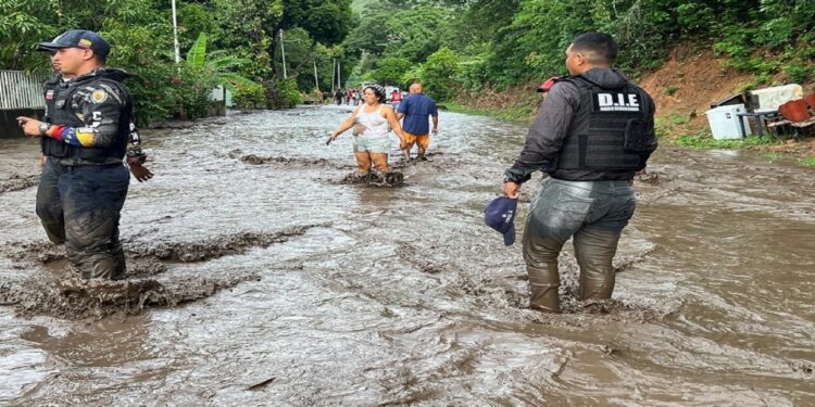 Se elevan a 2 los muertos y 5 desaparecidos en el estado Sucre tras paso del Huracán Beryl por el Caribe