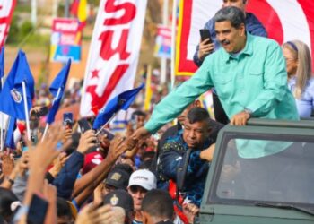 Oposición sufre revés en guerra de encuestas mientras Maduro se alza ganador en todos los sondeos